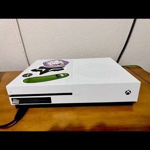 Xbox 1 S for sale, in good condition.